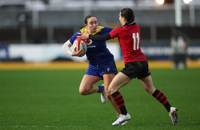 010124 - Gwalia Lightning v Brython Thunder, Celtic Challenge - Nel Metcalfe of Gwalia Lightning holds off Eleanor Hing of Brython Thunder