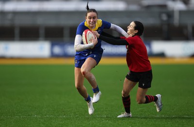 010124 - Gwalia Lightning v Brython Thunder, Celtic Challenge - Nel Metcalfe of Gwalia Lightning holds off Eleanor Hing of Brython Thunder