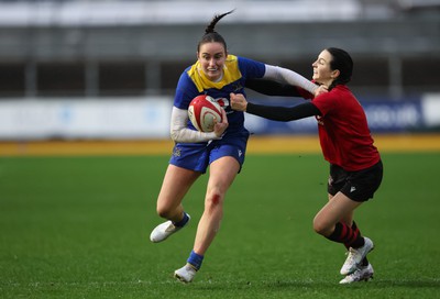 010124 - Gwalia Lightning v Brython Thunder, Celtic Challenge - Nel Metcalfe of Gwalia Lightning holds off Eleanor Hing of Brython Thunder