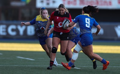 271225 - Gwalia Lightning v Brython Thunder, Celtic Challenge - Gabby Healen of Brython Thunder looks to break