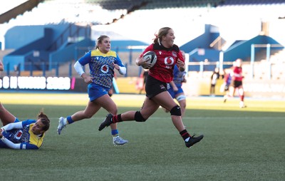 271225 - Gwalia Lightning v Brython Thunder, Celtic Challenge - Gabby Healen of Brython Thunder races in to score try
