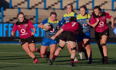 271225 - Gwalia Lightning v Brython Thunder, Celtic Challenge - Molly Reardon of Gwalia Lightning takes on Jess Rogers of Brython Thunder