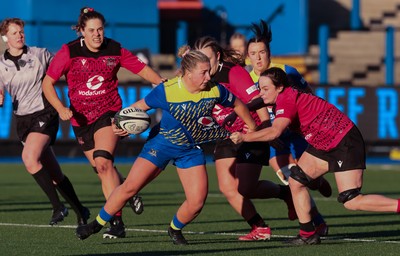 271225 - Gwalia Lightning v Brython Thunder, Celtic Challenge - Molly Reardon of Gwalia Lightning takes on Jess Rogers of Brython Thunder