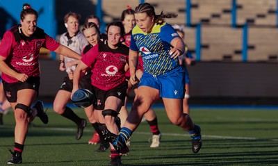 271225 - Gwalia Lightning v Brython Thunder, Celtic Challenge - Maisie Davies of Gwalia Lightning kicks ahead