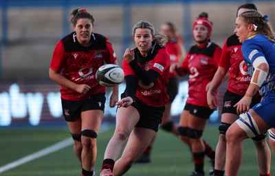271225 - Gwalia Lightning v Brython Thunder, Celtic Challenge - Ffion Williams of Brython Thunder feeds the ball out