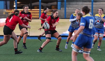 271225 - Gwalia Lightning v Brython Thunder, Celtic Challenge - Natalia John of Brython Thunder feeds the ball out