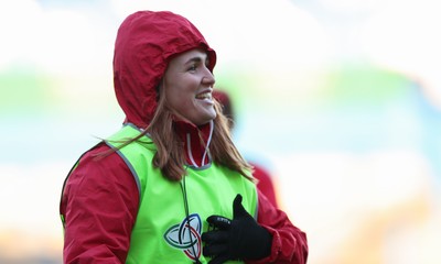 271225 - Gwalia Lightning v Brython Thunder, Celtic Challenge - Wales Women co-captain Alex Callender gets involved as a water carrier