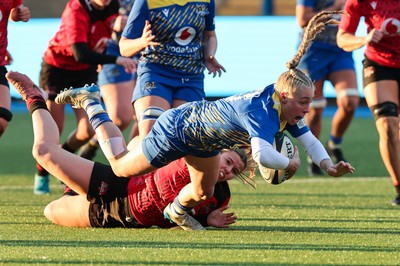 271225 - Gwalia Lightning v Brython Thunder, Celtic Challenge - Nikita Prothero of Gwalia Lightning breaks away but is tackled