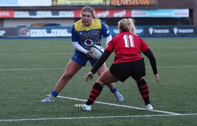 271225 - Gwalia Lightning v Brython Thunder, Celtic Challenge - Molly Anderson- Thomas of Gwalia Lightning takes on Seren Singleton of Brython Thunder