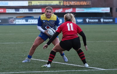 271225 - Gwalia Lightning v Brython Thunder, Celtic Challenge - Molly Anderson- Thomas of Gwalia Lightning takes on Seren Singleton of Brython Thunder