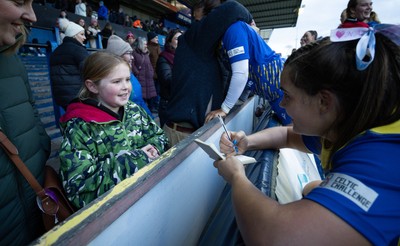 271225 - Gwalia Lightning v Brython Thunder, Celtic Challenge - Bryonie King of Gwalia Lightning signs an autograph