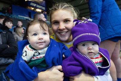 271225 - Gwalia Lightning v Brython Thunder, Celtic Challenge - Molly Anderson- Thomas of Gwalia Lightning with her nephew and niece
