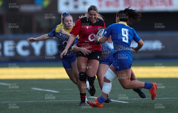 271225 - Gwalia Lightning v Brython Thunder, Celtic Challenge - Gabby Healen of Brython Thunder looks to break