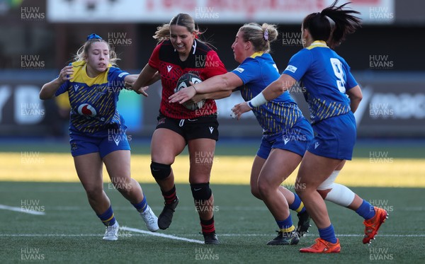271225 - Gwalia Lightning v Brython Thunder, Celtic Challenge - Gabby Healen of Brython Thunder looks to break