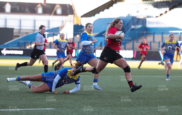271225 - Gwalia Lightning v Brython Thunder, Celtic Challenge - Gabby Healen of Brython Thunder races in to score try