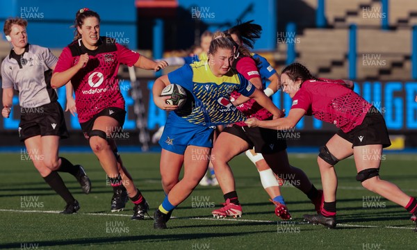271225 - Gwalia Lightning v Brython Thunder, Celtic Challenge - Molly Reardon of Gwalia Lightning takes on Jess Rogers of Brython Thunder