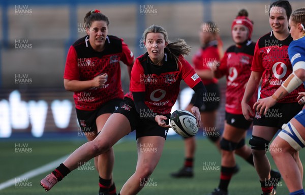 271225 - Gwalia Lightning v Brython Thunder, Celtic Challenge - Ffion Williams of Brython Thunder feeds the ball out