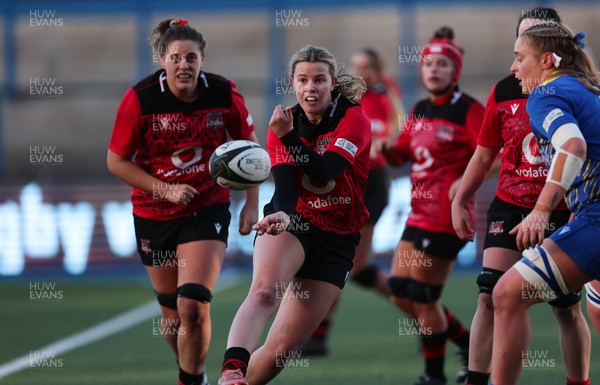271225 - Gwalia Lightning v Brython Thunder, Celtic Challenge - Ffion Williams of Brython Thunder feeds the ball out