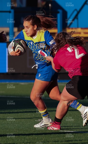271225 - Gwalia Lightning v Brython Thunder, Celtic Challenge - Carys Hughes of Gwalia Lightning takes on Shanelle Williams of Brython Thunder