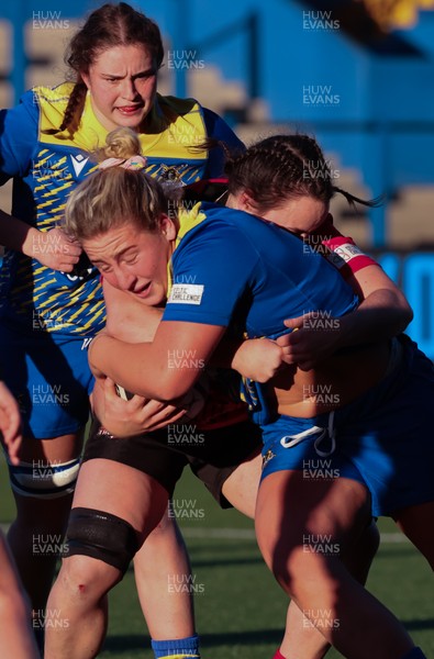 271225 - Gwalia Lightning v Brython Thunder, Celtic Challenge - Molly Reardon of Gwalia Lightning is held by Jess Rogers of Brython Thunder