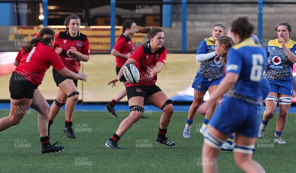271225 - Gwalia Lightning v Brython Thunder, Celtic Challenge - Natalia John of Brython Thunder feeds the ball out