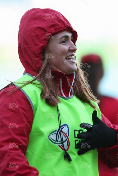 271225 - Gwalia Lightning v Brython Thunder, Celtic Challenge - Wales Women co-captain Alex Callender gets involved as a water carrier
