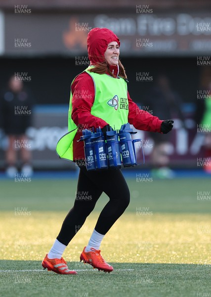 271225 - Gwalia Lightning v Brython Thunder, Celtic Challenge - Wales Women co-captain Alex Callender gets involved as a water carrier