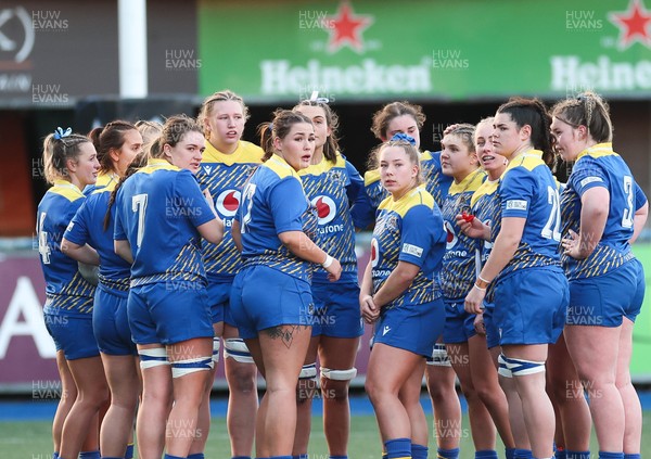 271225 - Gwalia Lightning v Brython Thunder, Celtic Challenge - Gwalia Lightniing huddle up during a break in play