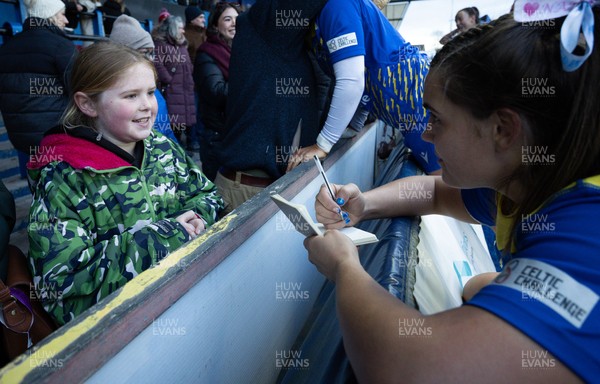 271225 - Gwalia Lightning v Brython Thunder, Celtic Challenge - Bryonie King of Gwalia Lightning signs an autograph