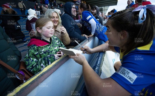 271225 - Gwalia Lightning v Brython Thunder, Celtic Challenge - Bryonie King of Gwalia Lightning signs an autograph