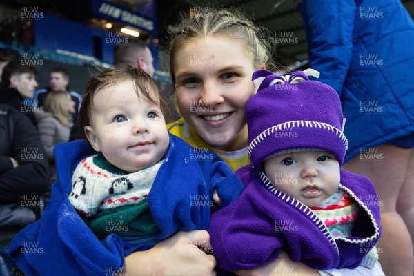 271225 - Gwalia Lightning v Brython Thunder, Celtic Challenge - Molly Anderson- Thomas of Gwalia Lightning with her nephew and niece