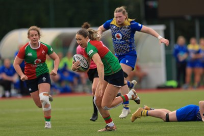 080325  Gwalia Lightning v Clovers, Celtic Challenge - Anna McGann of Clovers races in to score try