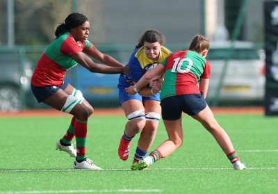 140226 - Gwalia Lightning v Clovers, Celtic Challenge - Chiara Pearce of Gwalia Lightning takes on Siofra Hession of Clovers