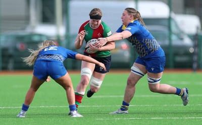140226 - Gwalia Lightning v Clovers, Celtic Challenge - Aoibheann McGrath of Clovers takes on Molly Anderson-Thomas of Gwalia Lightning and Alaw Pyrs of Gwalia Lightning