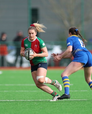 140226 - Gwalia Lightning v Clovers, Celtic Challenge - Aoife Corey of Clovers takes on Caitlin Lewis of Gwalia Lightning