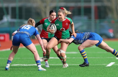 140226 - Gwalia Lightning v Clovers, Celtic Challenge - Aoife Corey of Clovers takes on Caitlin Lewis of Gwalia Lightning and Nikita Prothero of Gwalia Lightning