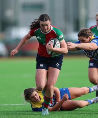 140226 - Gwalia Lightning v Clovers, Celtic Challenge - Niamh Murphy of Clovers charges through to score try