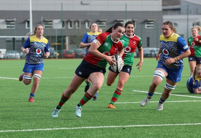 140226 - Gwalia Lightning v Clovers, Celtic Challenge - Niamh Murphy of Clovers races in to score try