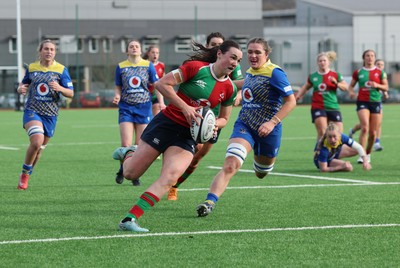 140226 - Gwalia Lightning v Clovers, Celtic Challenge - Niamh Murphy of Clovers races in to score try
