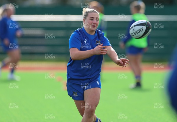 140226 - Gwalia Lightning v Clovers, Celtic Challenge - Molly Reardon of Gwalia Lightning during warm up