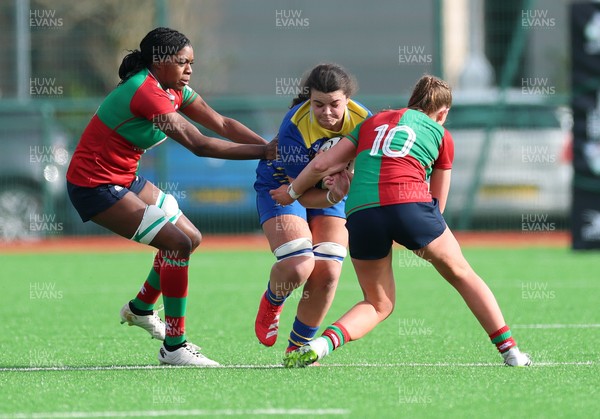140226 - Gwalia Lightning v Clovers, Celtic Challenge - Chiara Pearce of Gwalia Lightning takes on Siofra Hession of Clovers