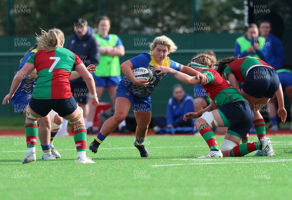 140226 - Gwalia Lightning v Clovers, Celtic Challenge - Molly Reardon of Gwalia Lightning charges forward