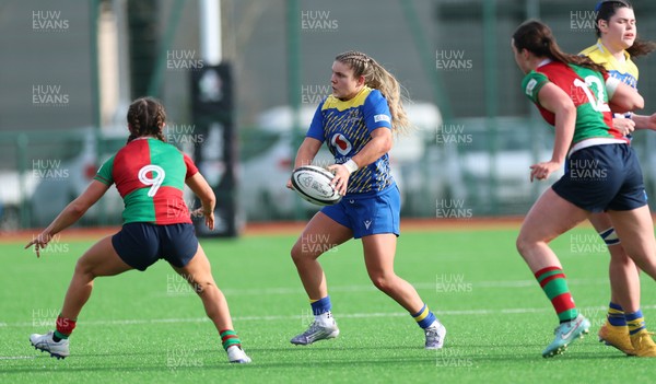 140226 - Gwalia Lightning v Clovers, Celtic Challenge - Molly Anderson-Thomas of Gwalia Lightning feeds the ball out