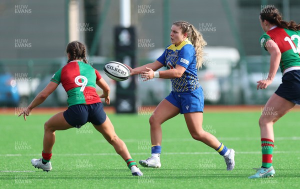 140226 - Gwalia Lightning v Clovers, Celtic Challenge - Molly Anderson-Thomas of Gwalia Lightning feeds the ball out
