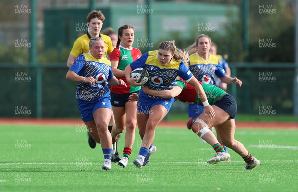 140226 - Gwalia Lightning v Clovers, Celtic Challenge - Molly Anderson-Thomas of Gwalia Lightning looks to break away