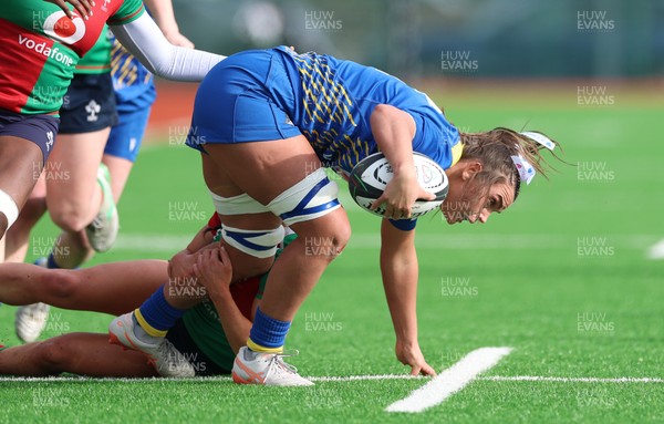 140226 - Gwalia Lightning v Clovers, Celtic Challenge - Bryonie King of Gwalia Lightning is held