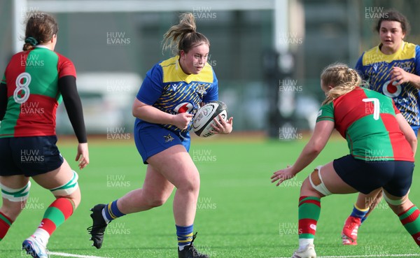 140226 - Gwalia Lightning v Clovers, Celtic Challenge - Evie Hill of Gwalia Lightning takes on Ailish Quinn of Clovers