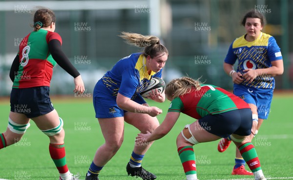 140226 - Gwalia Lightning v Clovers, Celtic Challenge - Evie Hill of Gwalia Lightning takes on Ailish Quinn of Clovers