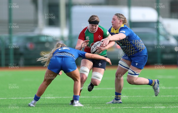 140226 - Gwalia Lightning v Clovers, Celtic Challenge - Aoibheann McGrath of Clovers takes on Molly Anderson-Thomas of Gwalia Lightning and Alaw Pyrs of Gwalia Lightning