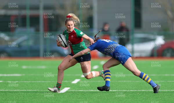 140226 - Gwalia Lightning v Clovers, Celtic Challenge - Aoife Corey of Clovers takes on Caitlin Lewis of Gwalia Lightning